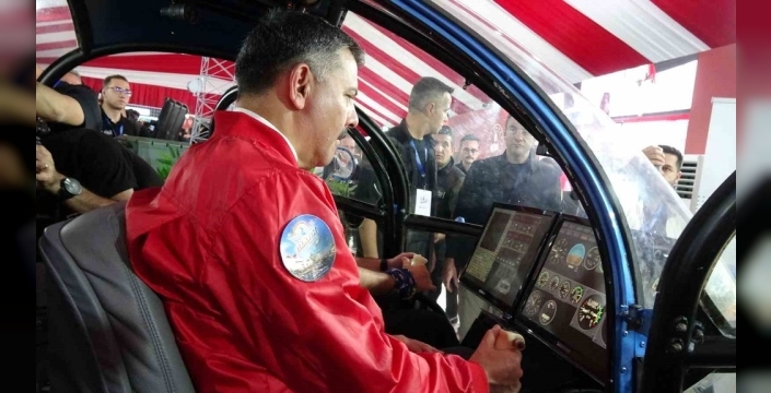 İçişleri Bakanı Çiftçi, simülatörde helikopter uçuşu yaptı