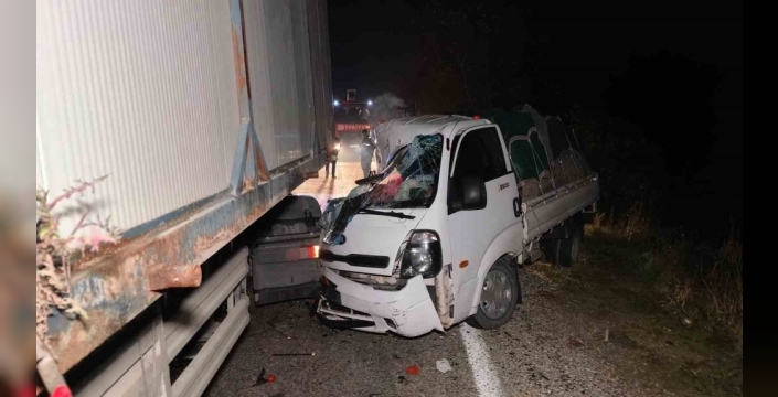 İnegöl’de domates yüklü kamyonet tırla çarpıştı: 2 ağır yaralı