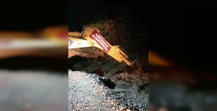 İnegöl'de sağanak yağış köprüyü yıktı, sürücüler kurtarıldı