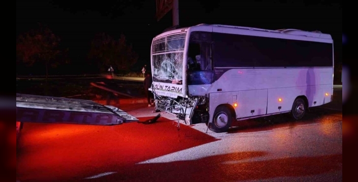 Isparta'da midibüs ile tır çarpıştı: 17 kişi yaralı