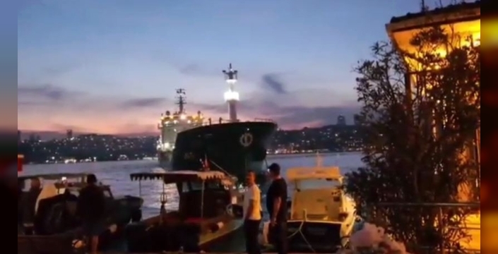 İstanbul Boğazı'nda tanker kıyıya sürüklendi