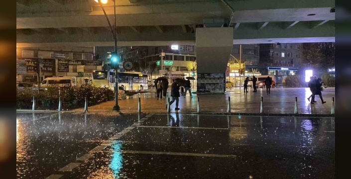 İstanbul'da sabah sağanağı yaşamı etkiledi