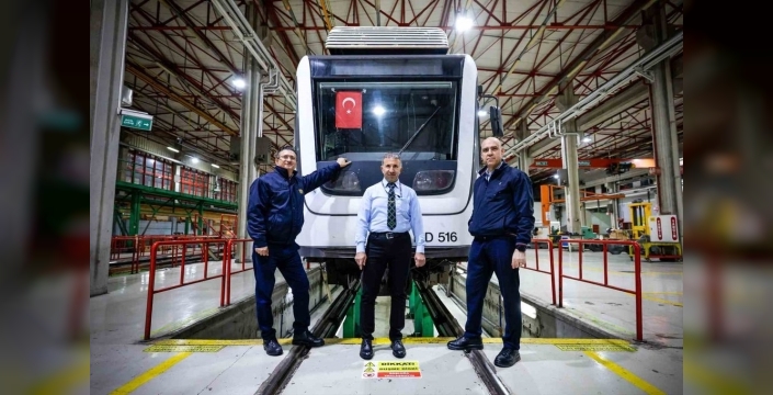 İzmir’de 3 vatman 25 yılı aşkın süredir raylarda