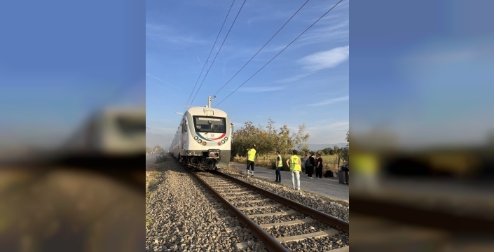 İzmir'de hemzemin geçitte tren ve traktör çarpıştı: 2 yaralı