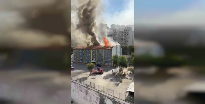 İzmir'de ortaokul çatısında yangın