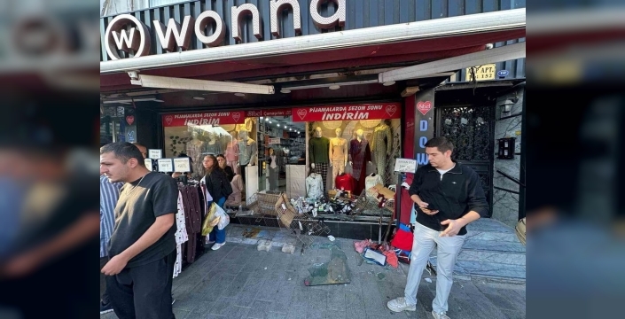 İzmir'de otomobil iş yerine ve araçlara çarptı