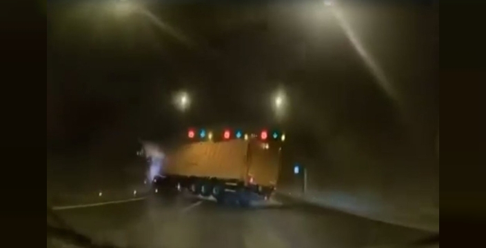 İzmir'de yağışta kayan tır bariyerlere çarptı