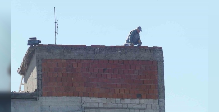 İzmir'deki çatıda iş güvenliği ihlalleri tespit edildi