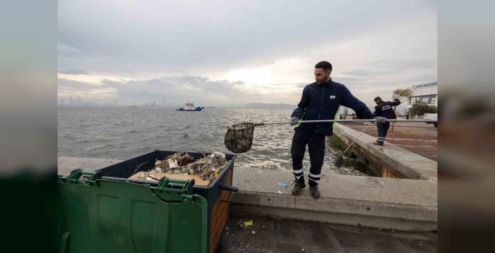 İzmir Körfezi'nde atık temizliği sürüyor