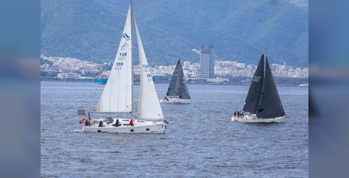 İzmir Körfezi'nde Cumhuriyet Kupası Yat Yarışları