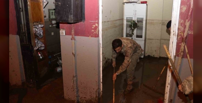 Jandarma, Ayazağa'daki sel felaketinde gece temizlik yapıyor