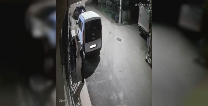 Kadın, pencereden asılı kıyafetleri çaldı