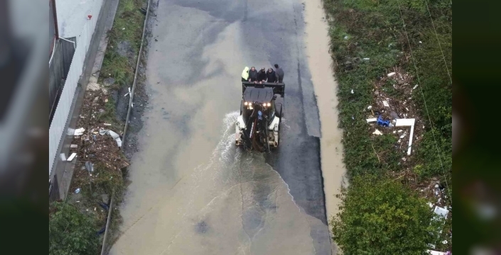 Kağıthane'de sel felaketi: Vatandaşlar bot ve iş makinesiyle kurtarıldı