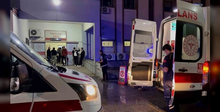Kahta'da elektrik işçilerine çarpan araç sürücüsü kaçtı
