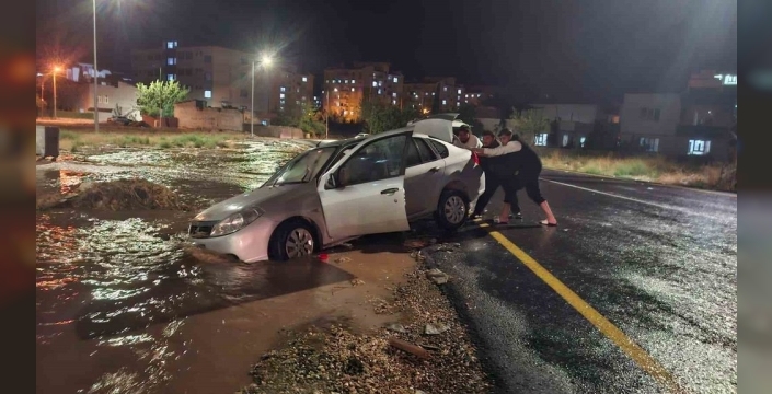 Kahta'da sel, araçları mahsur bıraktı