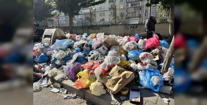 Karşıyaka'da 9 gündür çöp toplanmıyor