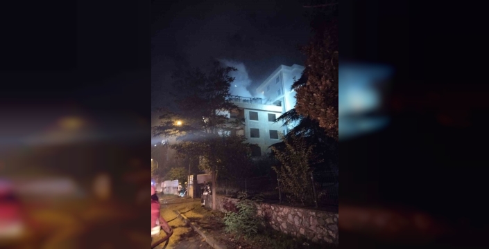Kartal'da terk edilmiş binada çatı yangını