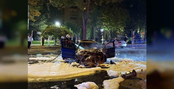 Kayseri'de kontrolden çıkan otomobil park halindeki araca çarptı, alev aldı