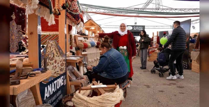Keçenin zamansız yolculuğu defilesi Afyonkarahisar'da düzenlendi