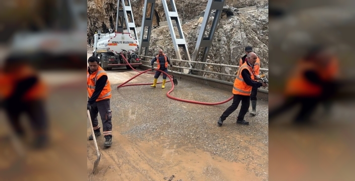 Kemaliye'de dolu ve sel sonrası yollar açıldı