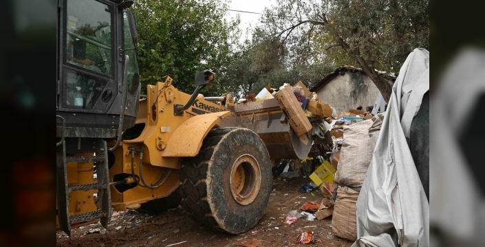 Kepez'de atık temizliği: 8 kamyon çöp çıkarıldı