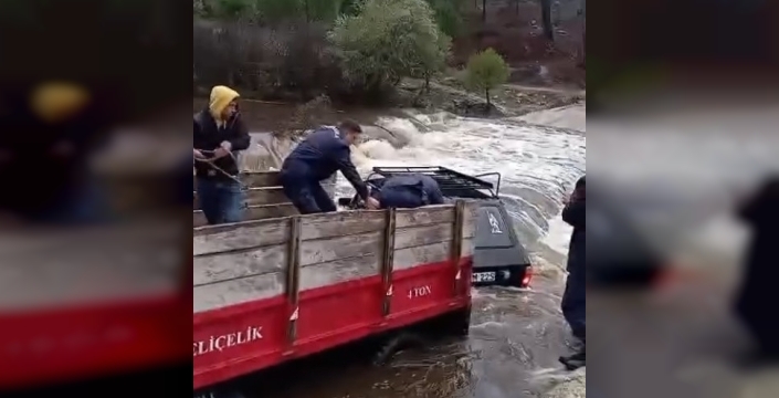 Koçarlı'da otomobildeki 2 kişi selden kurtarıldı
