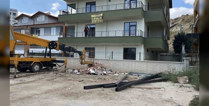 Konya'da sepetli vinçten düşen işçi yaralandı