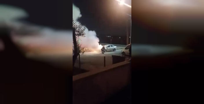 Körfez'de park halindeki otomobil yandı