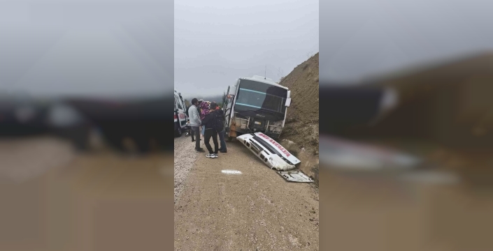 Korkuteli yolunda midibüs kayalıklara çarptı: 9 yaralı