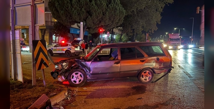 Kula'da kavşakta iki otomobil çarpıştı: 1 yaralı
