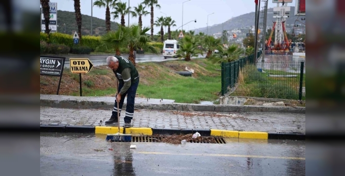 Kuşadası'nda mazgallar taşkın riskine karşı temizlendi
