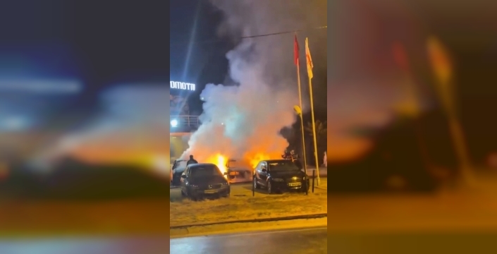 Kuşadası'nda oto galeri önündeki araçlar kundaklandı