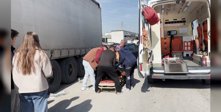 Kütahya'da tır dorsesine çarpan otomobilde bir kişi yaralandı