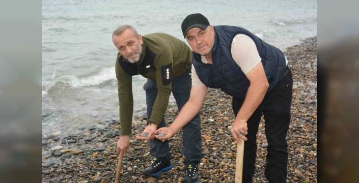 Kuzenler taşları takıya dönüştürüyor