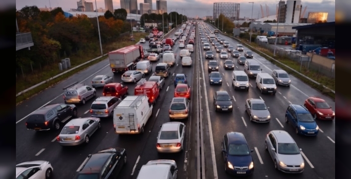 Londra'da benzinli ve dizel araçlar 2028'den itibaren yasaklanacak