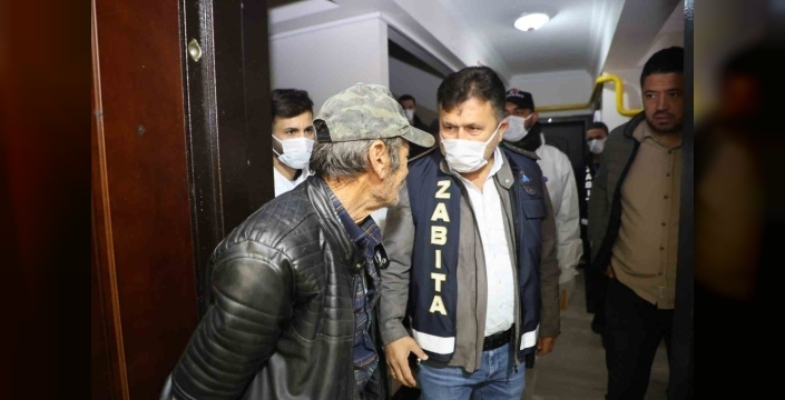 Manisa'da bir evden 6 kamyon çöp çıktı