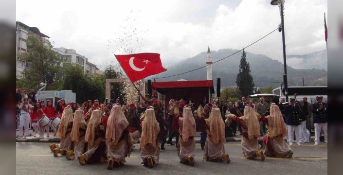 Manisa’da cumhuriyet coşkusu: Komandolardan nefes kesen gösteri