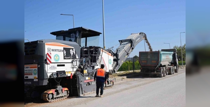 Manisa'daki iki sanayi bölgesi arasındaki yol asfaltlanıyor