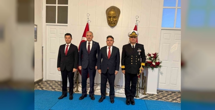 Marmaris'te Cumhuriyet kutlamaları spor salonunda yapıldı