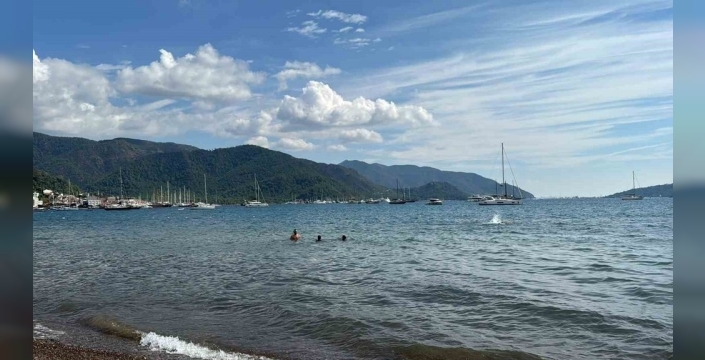 Marmaris'te ekimde 30 derece hava: Deniz keyfi sürüyor