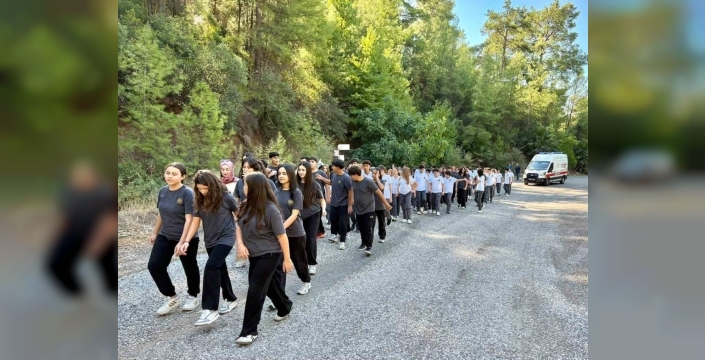 Marmaris'te öğrenciler sağlıklı yaşam için yürüyüş yaptı