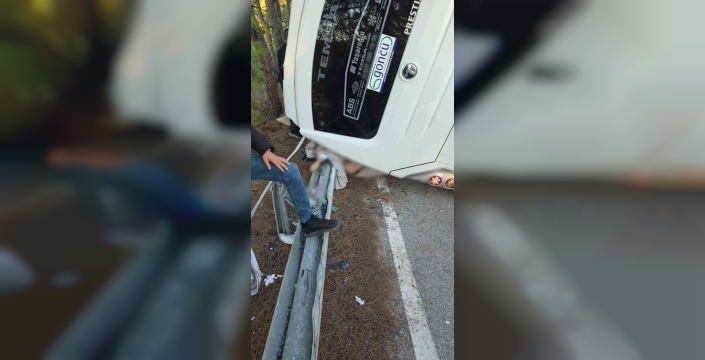Marmaris'te servis minibüsü devrildi: 3 yaralı