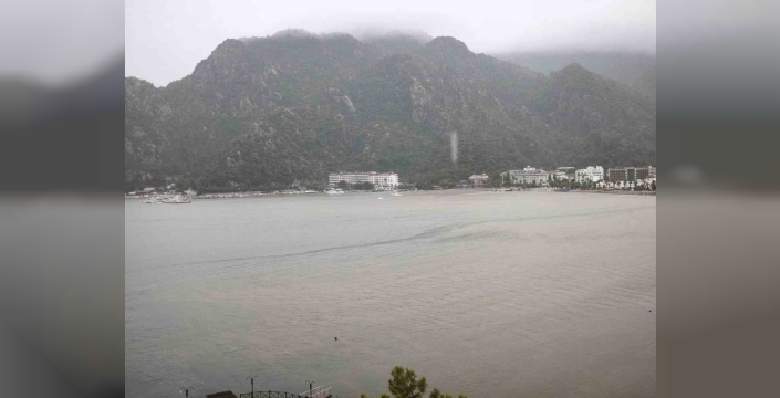 Marmaris'te şiddetli yağmur denizin rengini değiştirdi