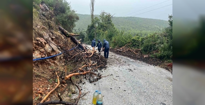 Marmaris'te yağış sonrası belediye seferber oldu