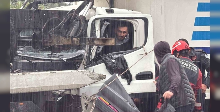 Menteşe'de meydana gelen trafik kazasında şoför sıkıştı