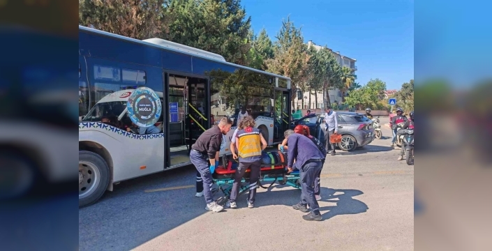 Menteşe'de otomobil ve otobüs çarpıştı, 2 yaralı