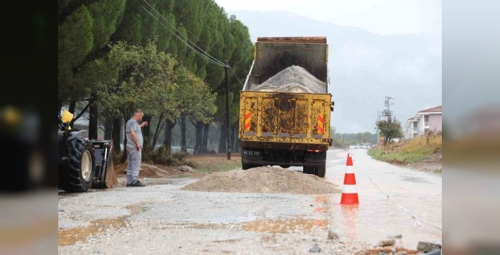 Menteşe'de sağanak yağışa karşı belediye ekipleri çalışıyor