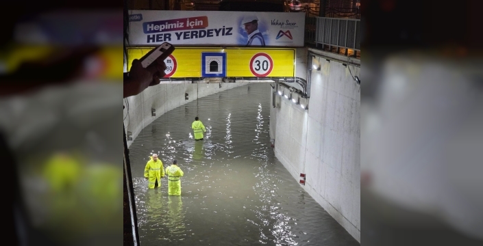 Mersin'de aniden yağmur başladı, yollar suyla doldu