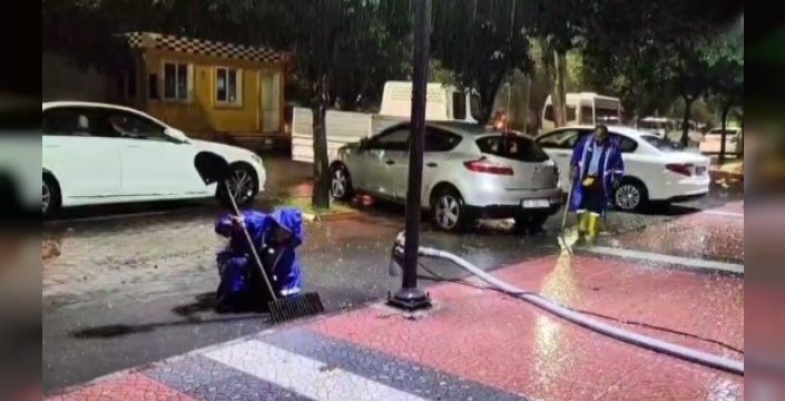 Mersin'de sağanak su baskınlarına yol açtı