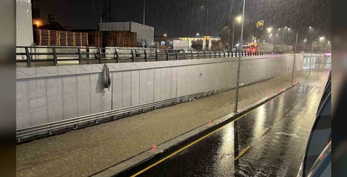 Mersin'de sağanak yolları ve evleri su altında bıraktı